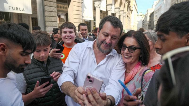 Lega, Salvini prova a resistere agli attacchi di Bossi per giocarsela al congresso. Ma ora teme un direttorio