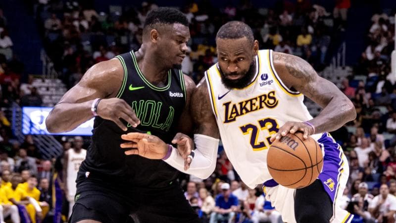 LeBron James contro Zion Willliamson durante New Orleans-Lakers