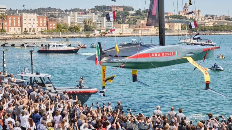 Il fuoco amico su Luna Rossa. Max Sirena: “Perché il team Usa costruisce la barca in Italia?”