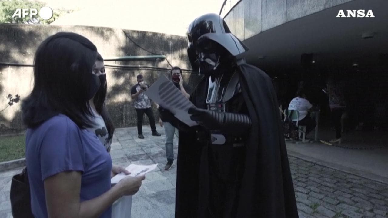 Covid, Darth Vader incoraggia i brasiliani a fare il vaccino