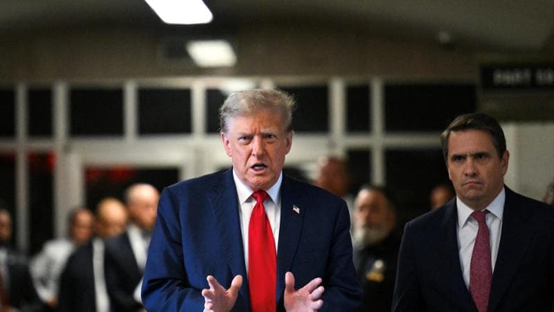 Trump alla sbarra a New York: iniziato il processo per i pagamenti all’ex pornostar Stormy Daniels