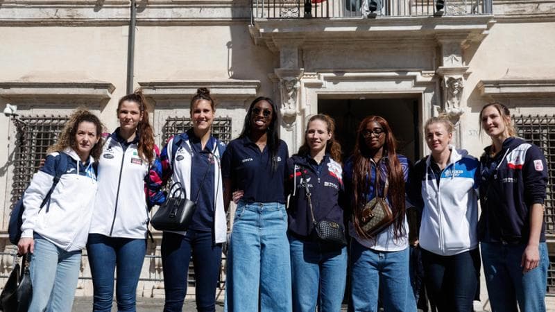 Monica De Gennaro (prima da sinistra), Anna Danesi (terza), Paola Egonu, Myriam Sylla (sesta) il 4 aprile Palazzo Chigi