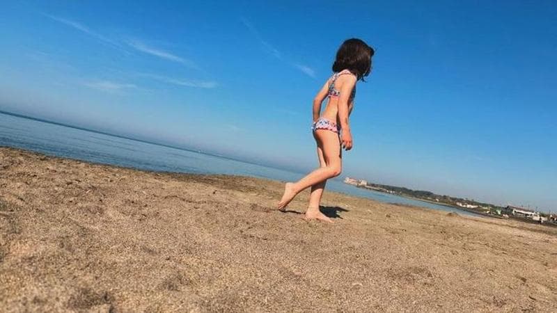 Raiz, dopo la scomparsa della moglie Daniela Shualy, torna sui social con una foto della loro bimba al mare