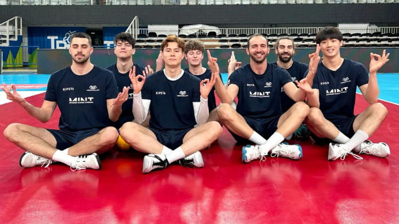 Lo yoga dei giocatori di Monza (Instagram verovolley)