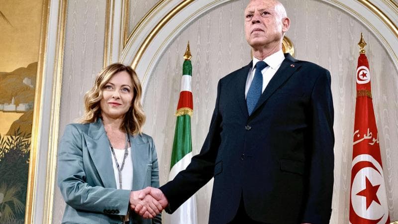 Meloni a Tunisi, passerella da 100 milioni ma il nodo migranti non è sciolto