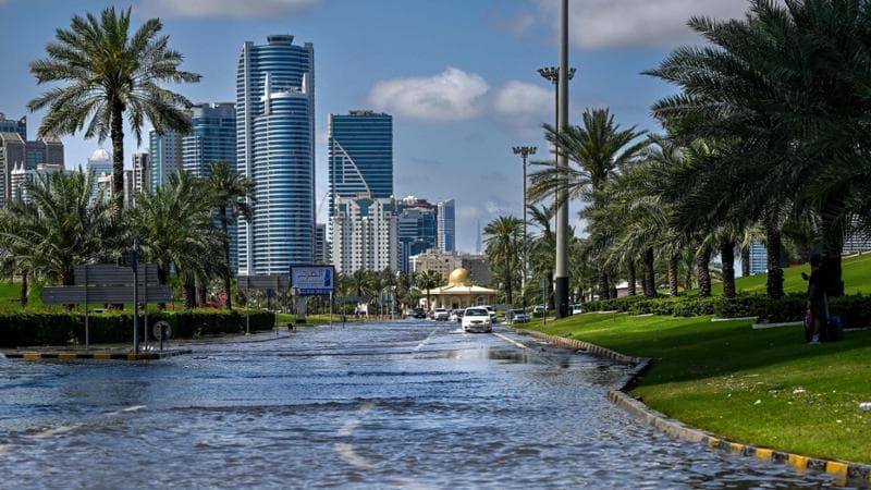 Cos’è il “cloud seeding”, una delle possibili cause delle piogge devastanti a Dubai