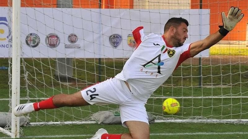 La storia di Alessandro Pighi, il portiere che para senza un braccio: “La vita non finisce con l’incidente ma ci devi credere”
