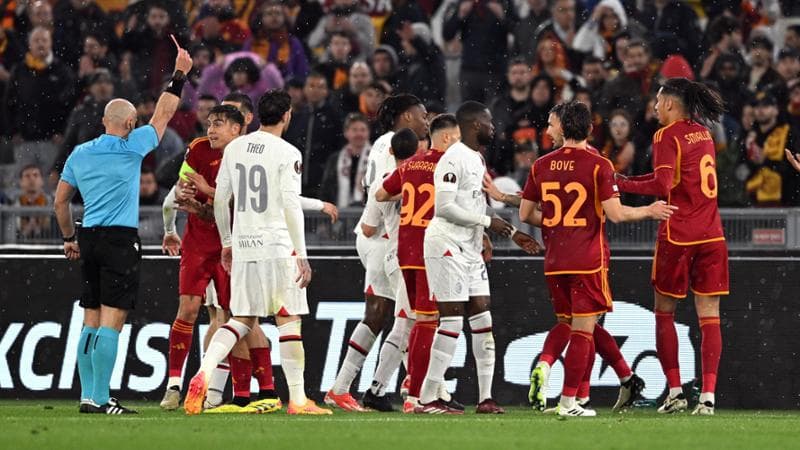 Giroud, confronto con l’arbitro nel tunnel sul rigore richiesto dal Milan contro la Roma