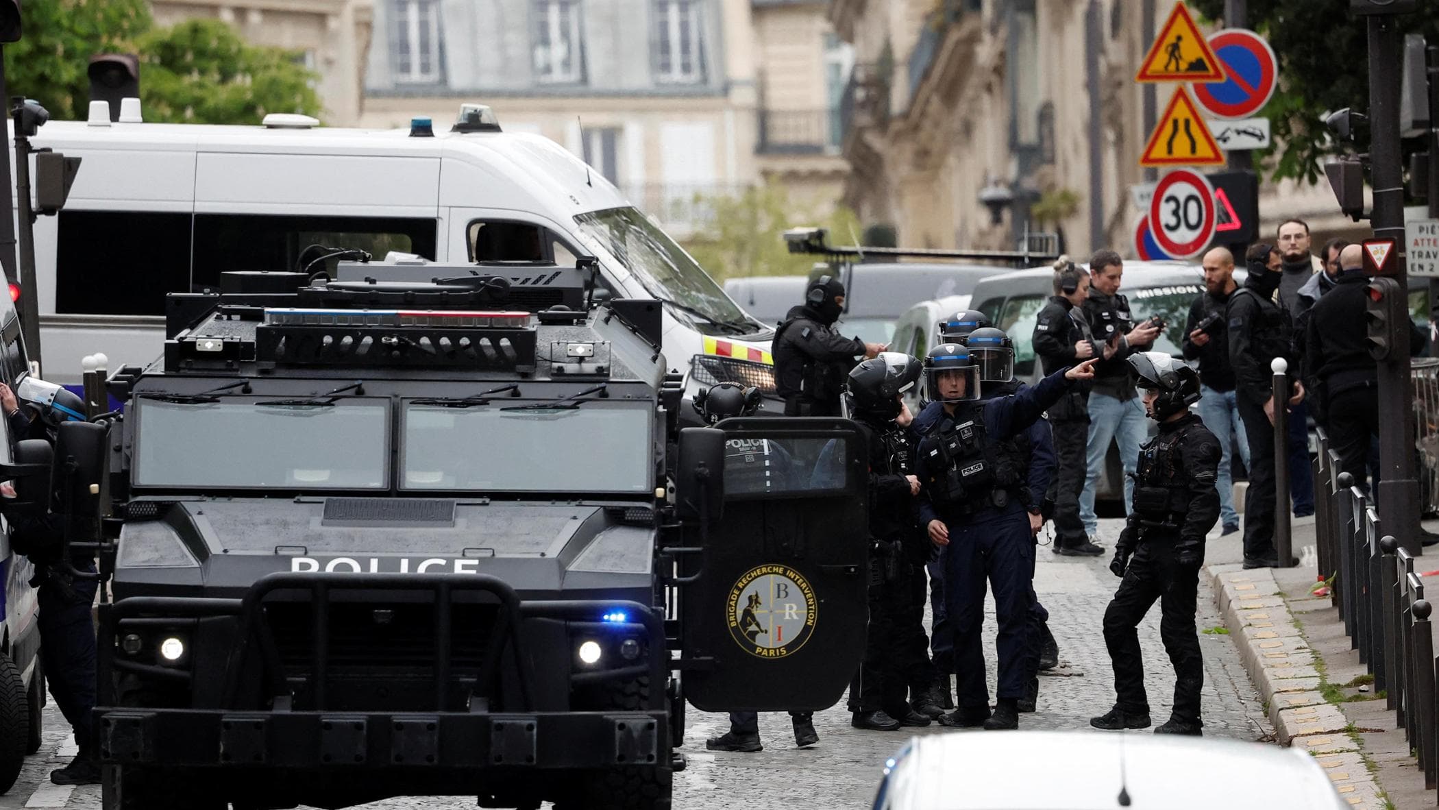 Paris'te patlayıcı taşıyan adam konsolosluğa barikat kurdu: tutuklandı