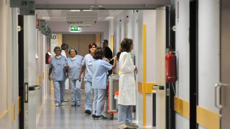 Friuli Venezia Giulia, la Regione mette a bando 338 posti per infermieri ma al concorso si presentano solo in 230. I sindacati: “Preoccupante la carenza di personale”