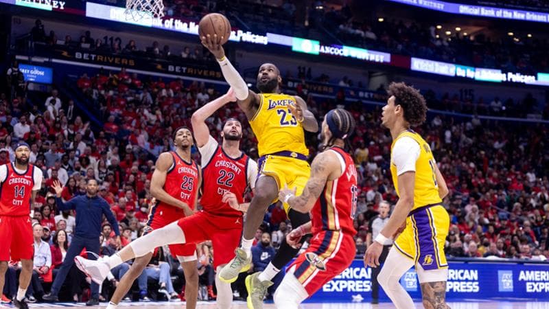 LeBron James a canestro