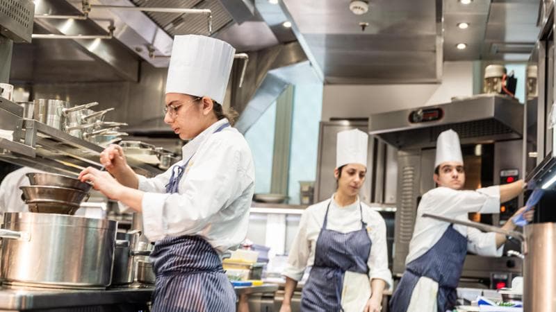 La cucina del ristorante Seta (2 stelle Michelin) che si trova all’interno del Mandarin Oriental Hotel, a Milano ( foto di Carlo Ramerino)