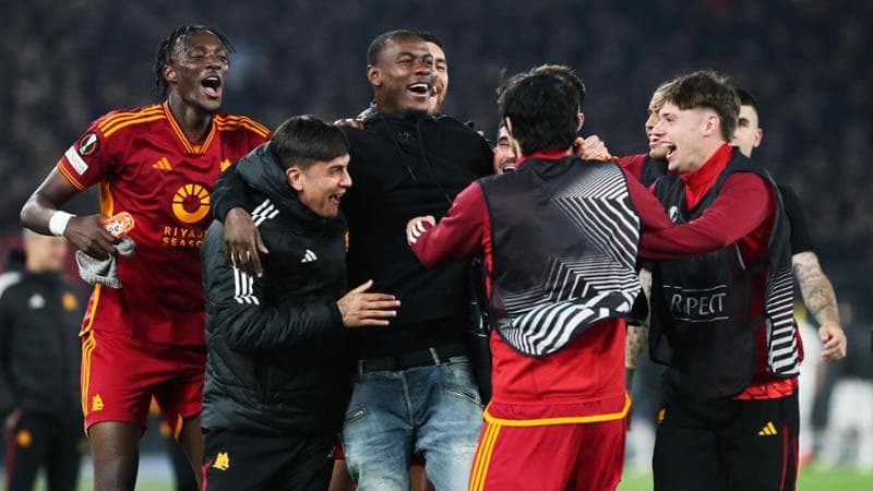 Evan Ndicka festeggia dopo la vittoria della Roma in Europa League contro il Milan