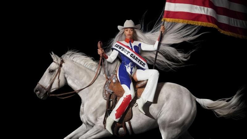Beyoncé sulla copertina dell’album bestseller Cowboy Carter in una scatto di Blair Caldwell.