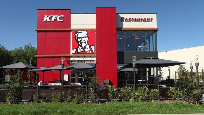 Algeria, polemiche per l’apertura del primo fast-food del pollo fritto Usa. “Sostiene Israele, boicottatelo”