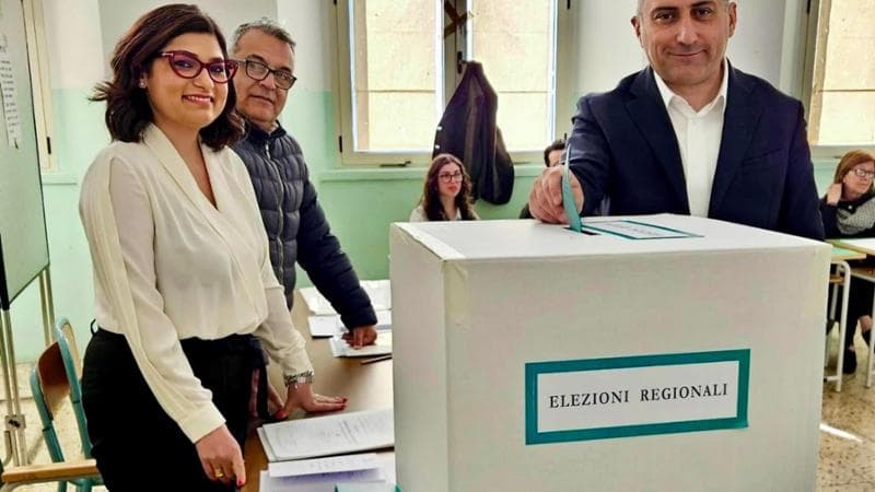 Il candidato presidente Piero Marrese (centrosinistra) vota a Montalbano Jonico
