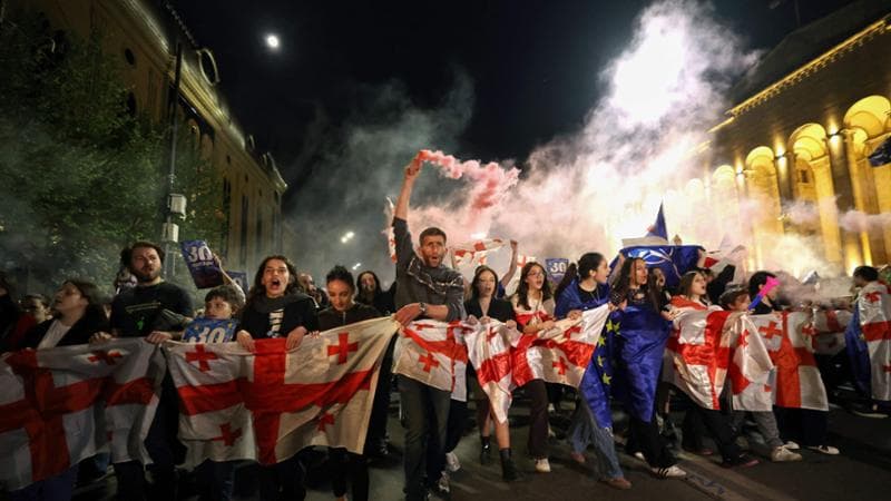 La Georgia in bilico tra Europa e Russia: la legge putiniana divide Parlamento e piazza