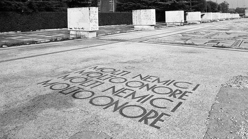 Mosaici con motto fascista al Foro Italico (Roma)