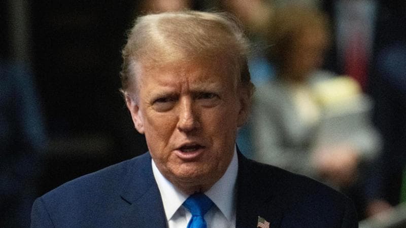 DONALD TRUMP PARLA AI GIORNALISTI