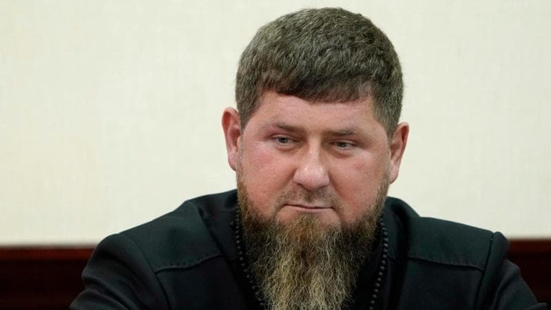 Svelato il mistero della salute di Kadyrov: “Il leader ceceno è gravemente malato. Il Cremlino pensa a un successore”