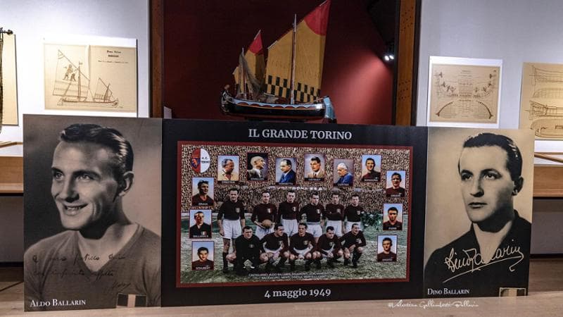 Le foto di Aldo e Dino Ballarin e quella dei giocatori del Torino morti a Superga (©Valentina Gallimberti Ballarin)