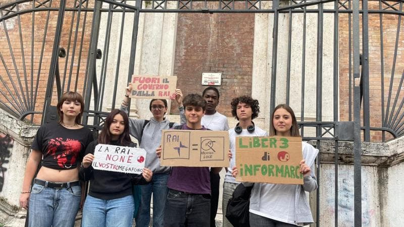 Studenti manifestano per la libertà di informazione in Italia
