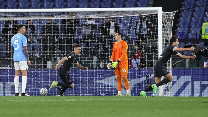 Milik esulta dopo il gol