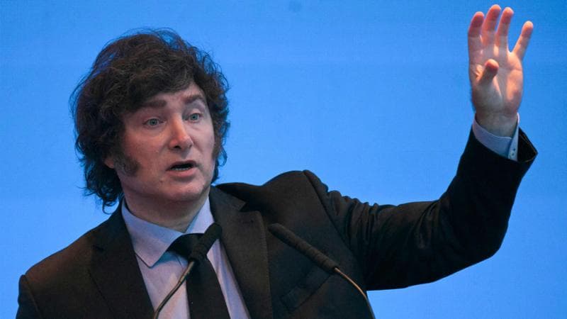Argentina, Milei annuncia il primo surplus commerciale dal 2008. Ma cresce la preoccupazione per la deriva autoritaria: oggi sciopero generale