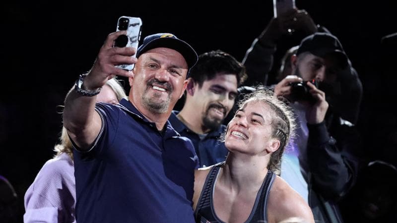 La star del wrestling Winchester festeggia una vittoria con la famiglia