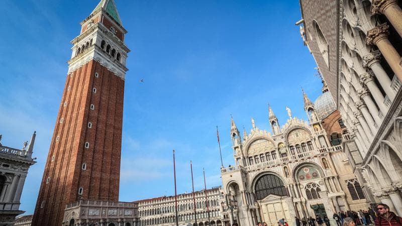 Giallo sul campanile di San Marco a Venezia, la Procuratoria: “Finta notizia allarmistica, non è caduto nulla dalla vetta”