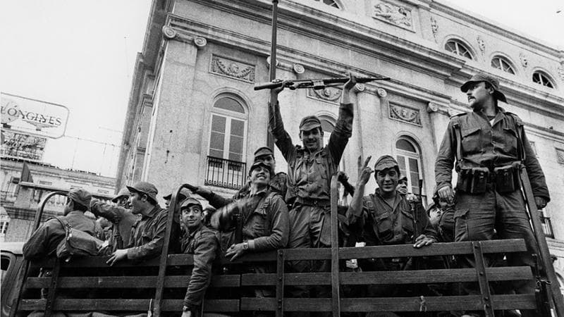 Militari in festa salutano la folla.
