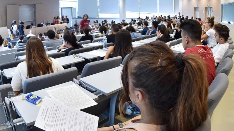 Medicina, primo sì alla riforma del numero chiuso. La selezione con gli esami dopo un semestre aperto a tutti