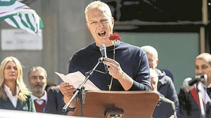 Antonio Scurati in piazza a Milano il 25 aprile