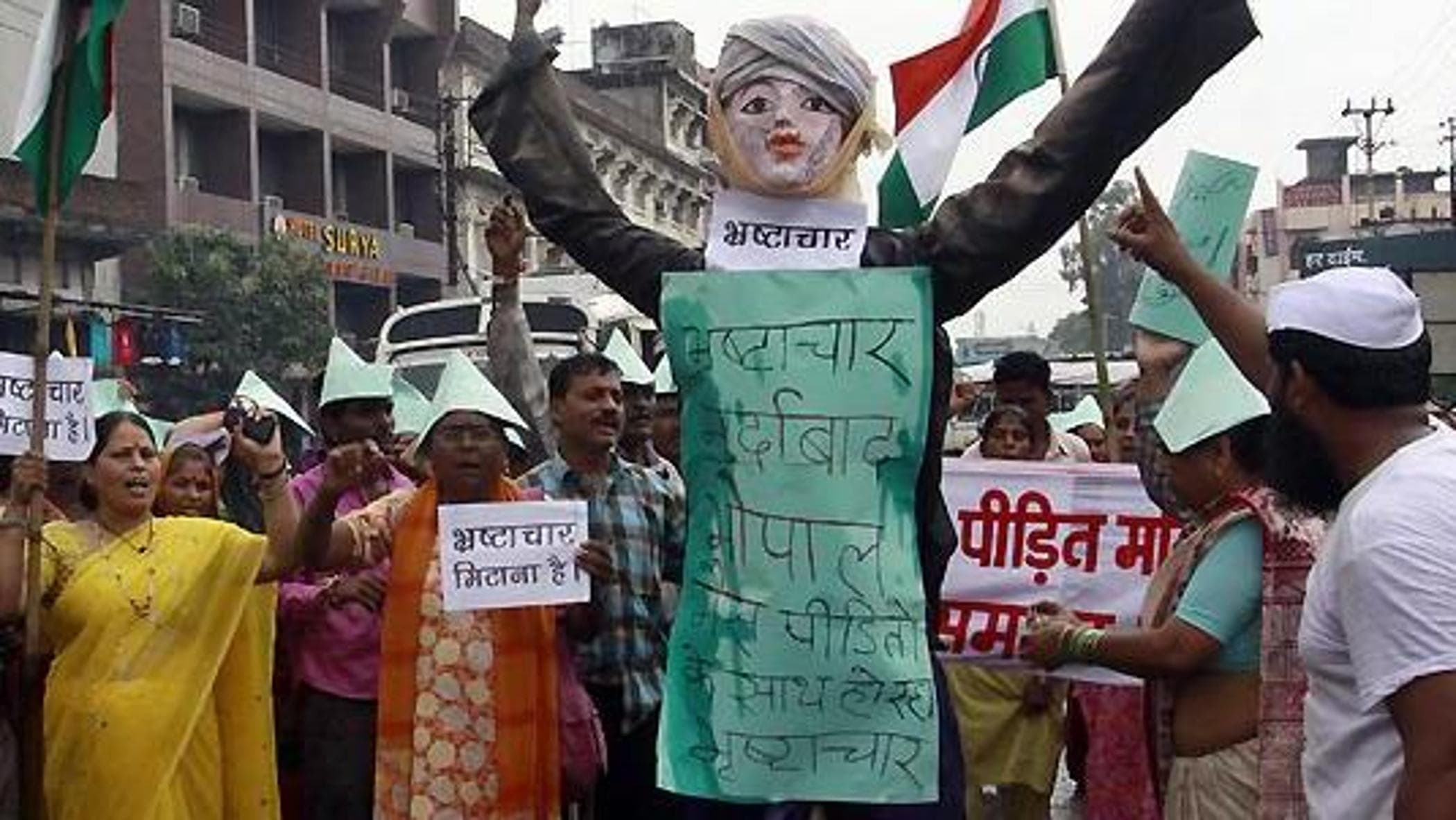 Hindistan, Batı Bengal: 24 bin öğretmen işe alım sınavındaki sahtekarlık nedeniyle işini riske atıyor