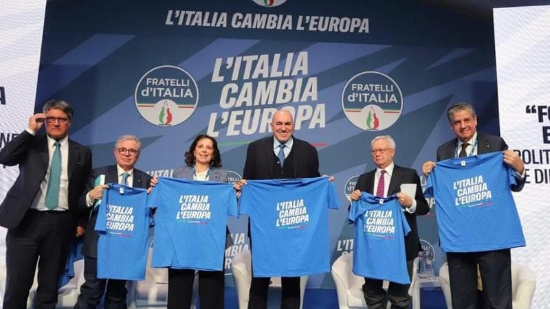 sul palco di Pescara, da sinistra, Davide Desario, Bruno Frattasi, Isabella Rauti, Guido Crosetto, Giulio Tremonti, Stefano Pontecorvo