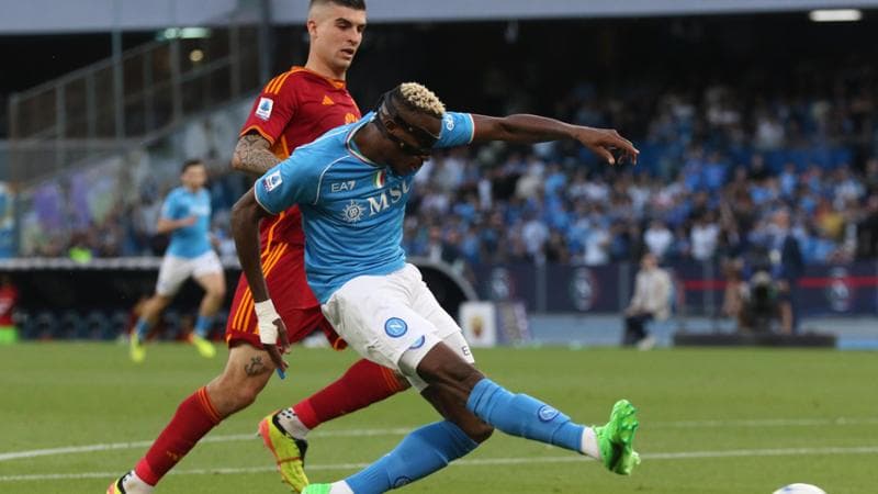 Osimhen in azione contro la Roma