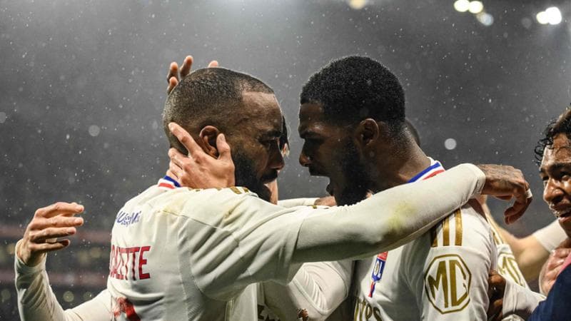 Il Lione esulta, a distanza fa festa il Psg
