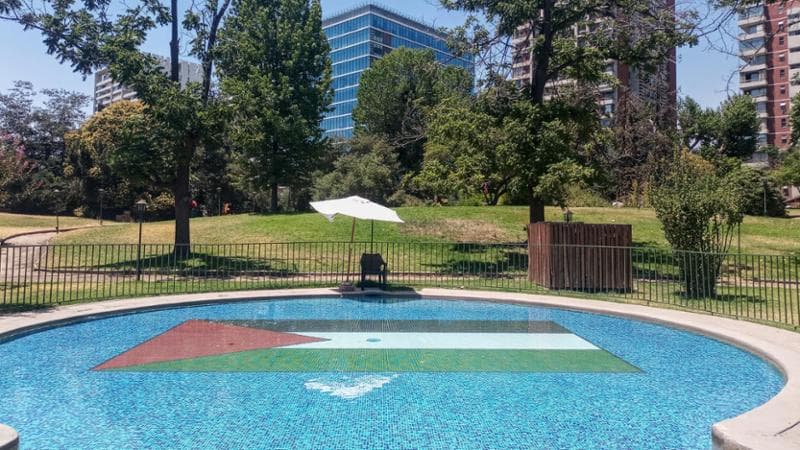 Una piscina del Club Palestino, centro sociale e sportivo della comunità: sul fondo la bandiera palestinese. Gabriella Saba