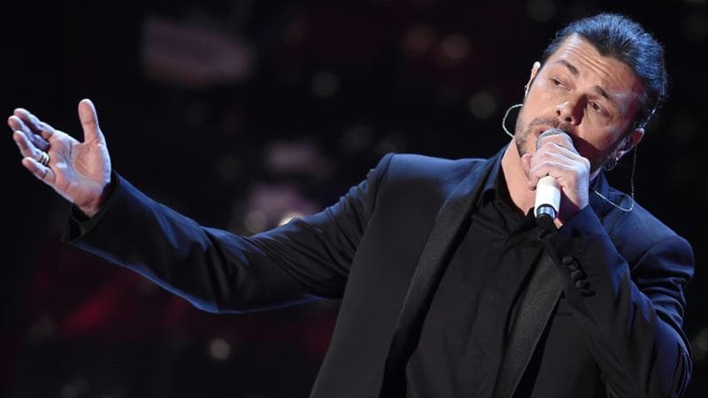 Gianluca Grignani, arriva l’autobiografia: i genitori, le dipendenze, le battaglie e gli amici. “Ecco quello che non ho mai detto”
