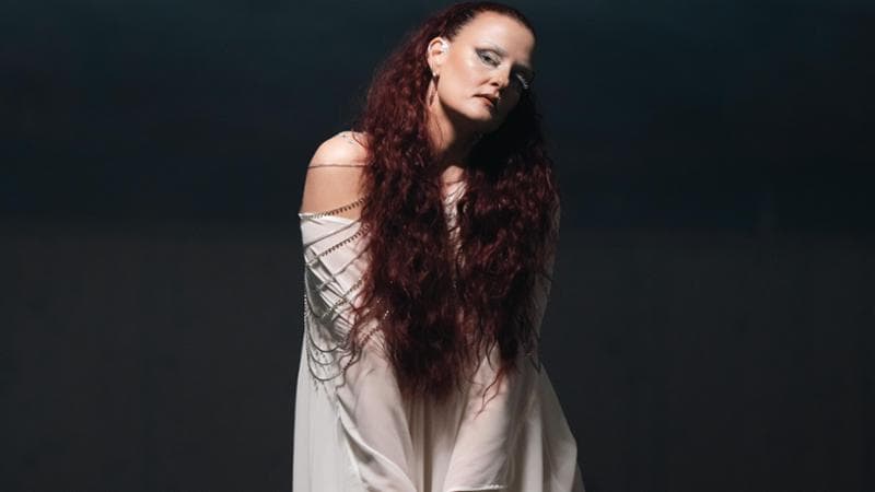 Irene Effe, come Fornaciari: “Ho fatto un disco per uscire dal buio. A papà Zucchero non è piaciuto, ha detto che è troppo dark. Ricordo la sua depressione anche se all’epoca ero una bambina”