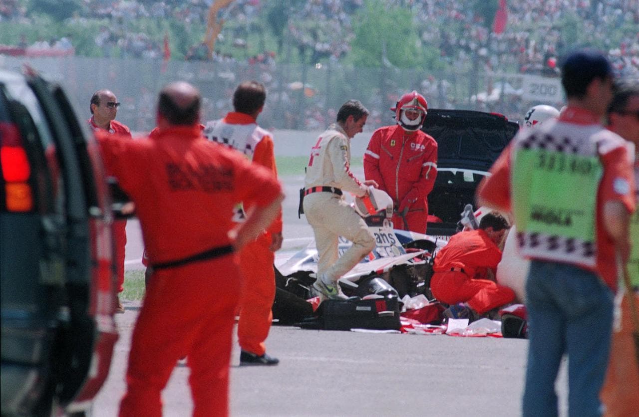 I soccorsi in pista ad Ayrton Senna