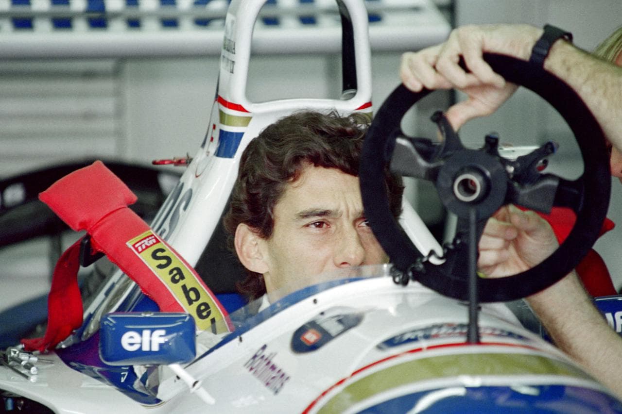 Senna ispeziona lo sterzo prima della gara di Imola