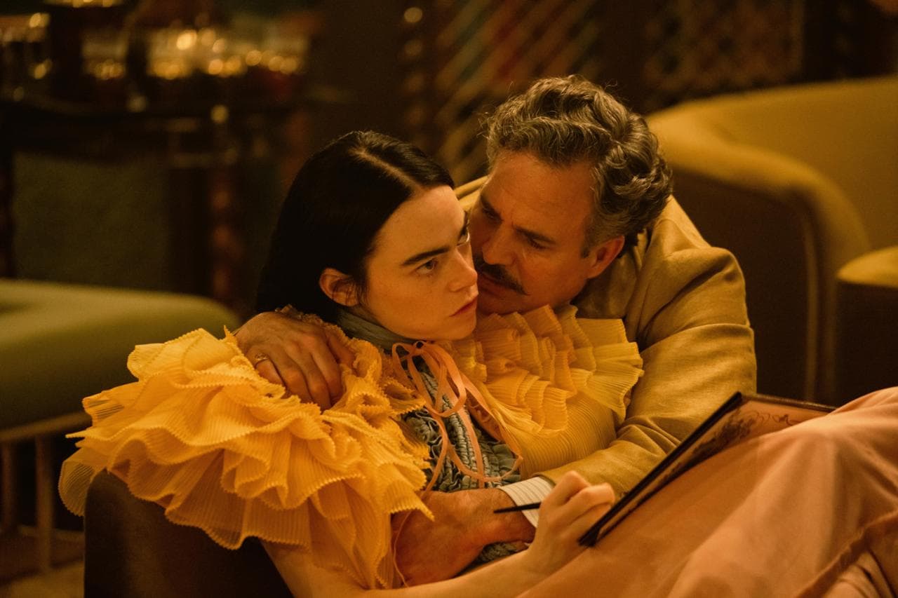 Emma Stone and Mark Ruffalo in "Povere creature"