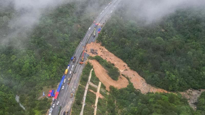 Cina, crolla un tratto di superstrada per le piogge: 48 morti