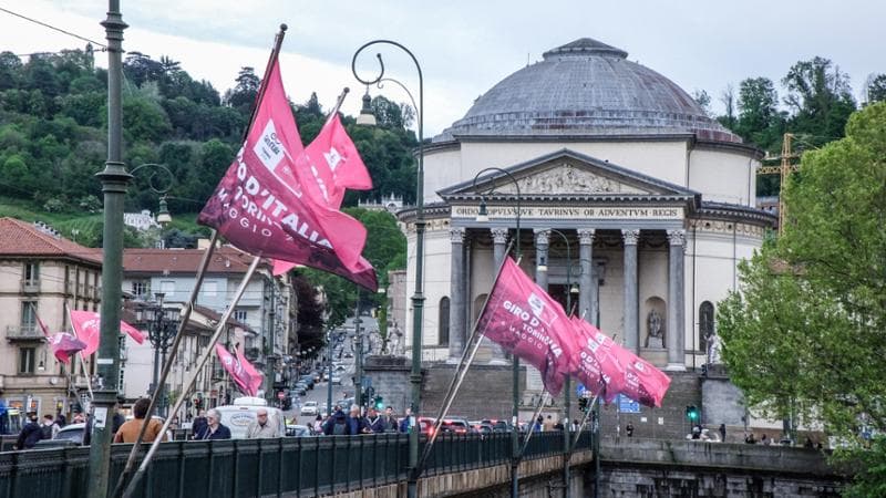 Giro d’Italia, la caccia a Pogacar parte da Torino dopo l’omaggio a Superga