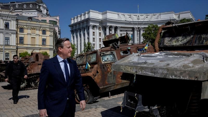 Regno Unito, Cameron rompe un tabù: “L’Ucraina può bombardare la Russia con armi britanniche se lo ritiene”