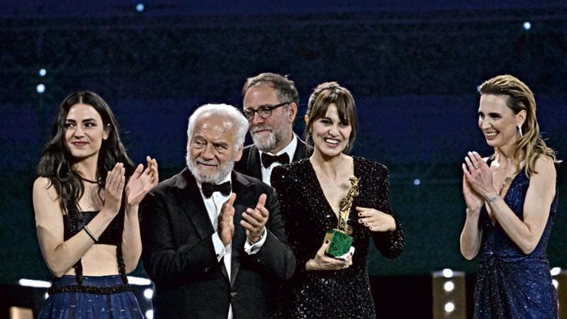 Paola Cortellesi con il cast di 'C'&egrave; ancora domani'
