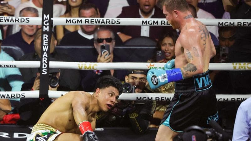 Il momento dell'atterramento di Munguia al quarto round