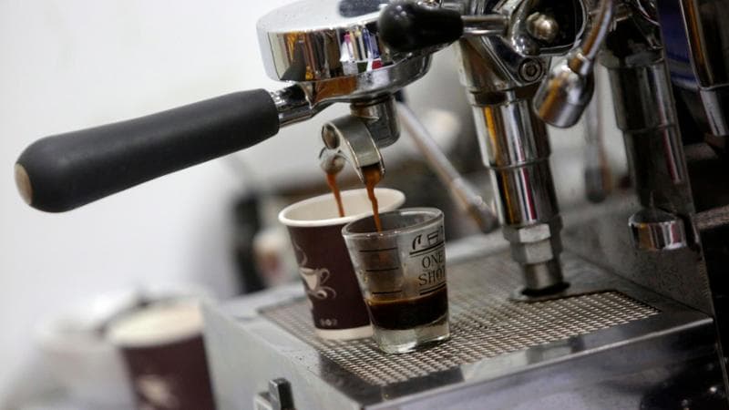 Caffè, quanto mi costi: a Londra una tazza arriva anche a 5 sterline