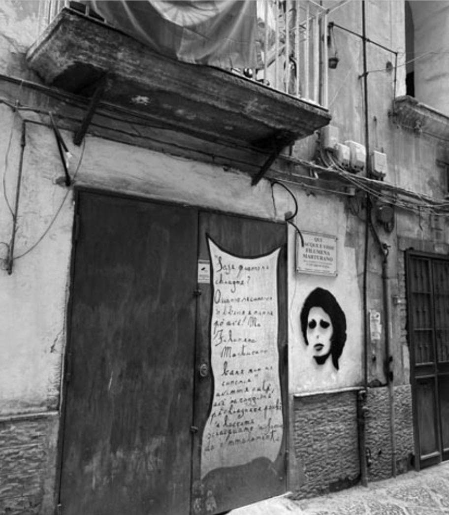 La targa dedicata a Filumena Marturano con stencil del volto di Sophia Loren in vico Pallonetto San Liborio a Napoli